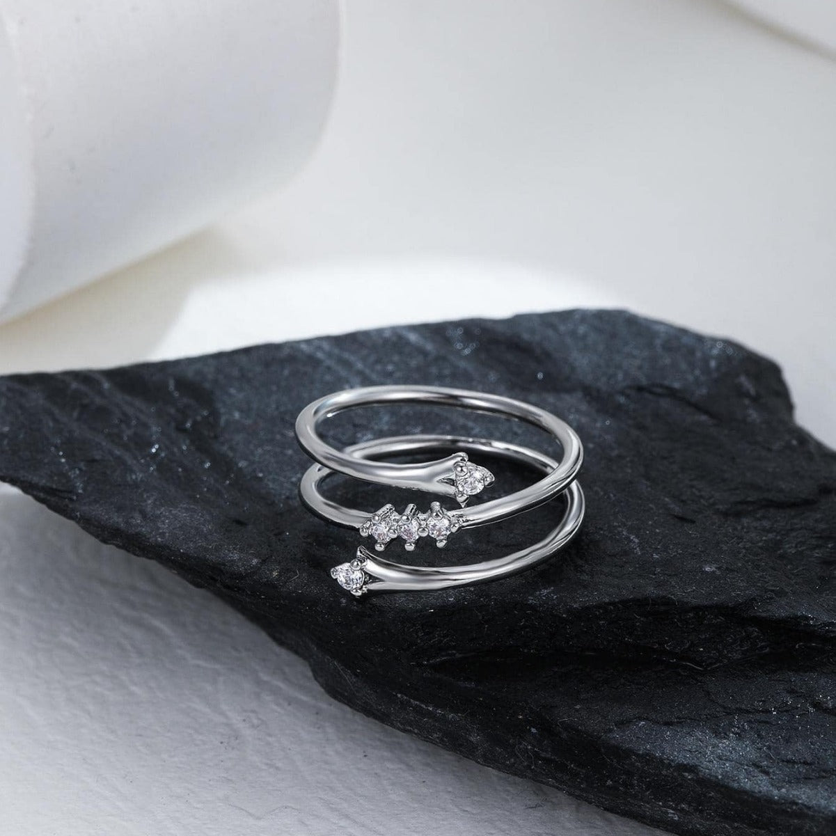 Anillo abierto de cobre con forma de U, geométrico y minimalista para mujer con incrustaciones de circonitas