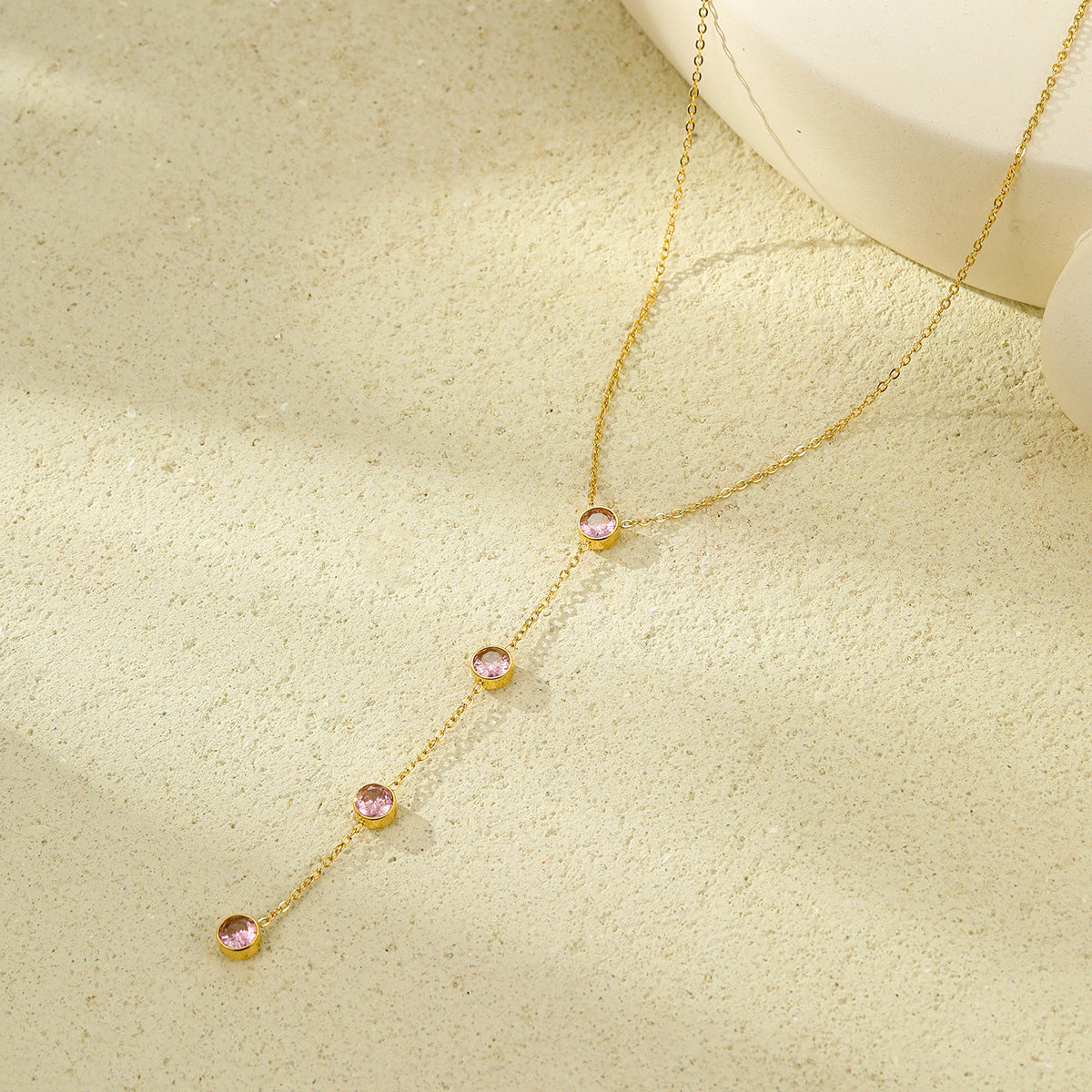 Collar con colgante geométrico en Y de acero inoxidable con incrustaciones de circonitas de colores, estilo minimalista de lujo