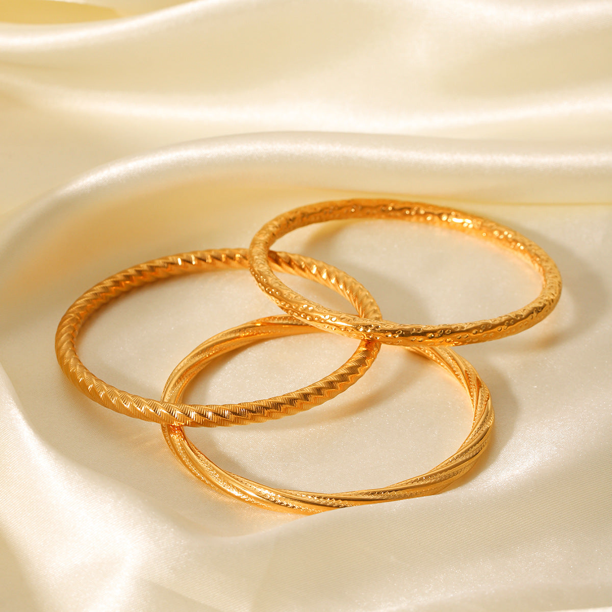 Bracciale da donna in acciaio inossidabile testurizzato cavo minimalista con finitura placcata