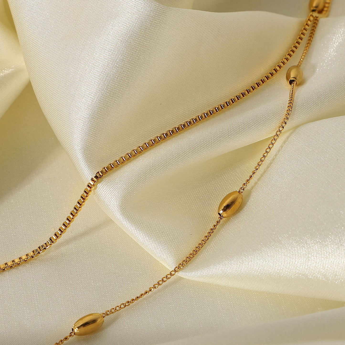 Elegante collar de mujer de doble capa con cuentas ovaladas, de acero inoxidable chapado en oro de 18 quilates