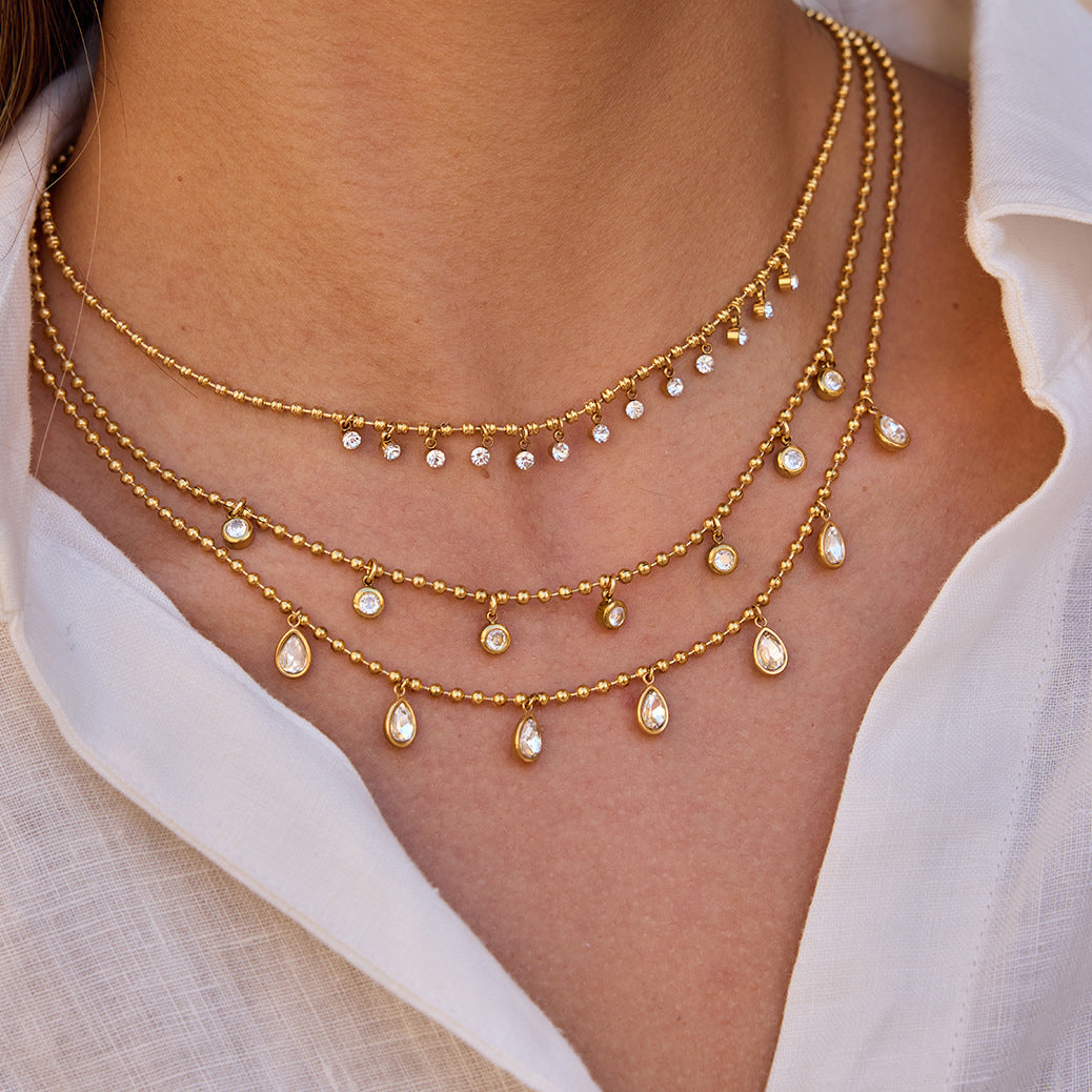 Collana da donna a catena con perline in zircone, in acciaio al titanio placcato oro 18 carati, con goccia d'acqua geometrica di lusso