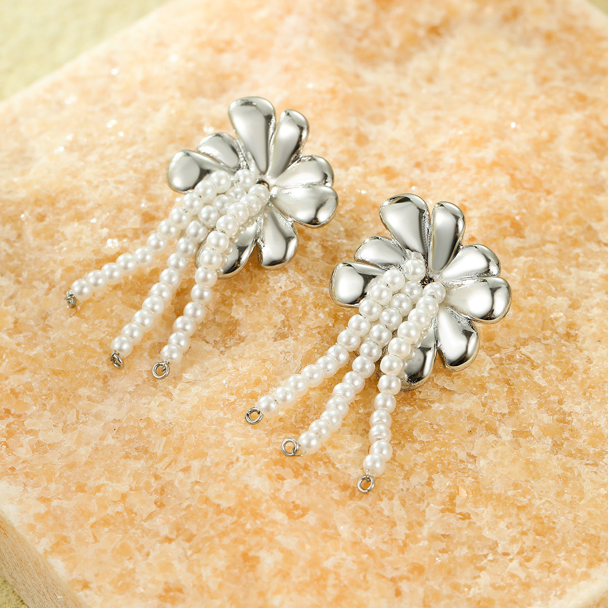 Orecchini pendenti da donna con perle e fiori vintage in acciaio inossidabile placcato oro e perni in acciaio al titanio
