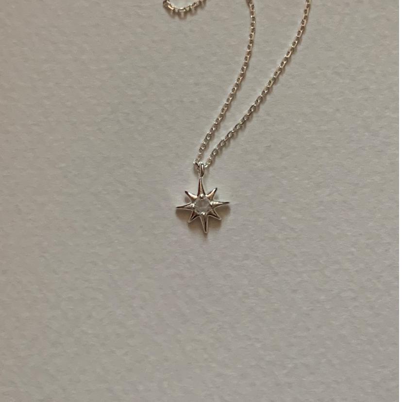Collana con Pendente Minimalista a Stella a Otto Punte Geometrica in Argento Sterling 925 con Intarsio di Strass e Finitura Placcata