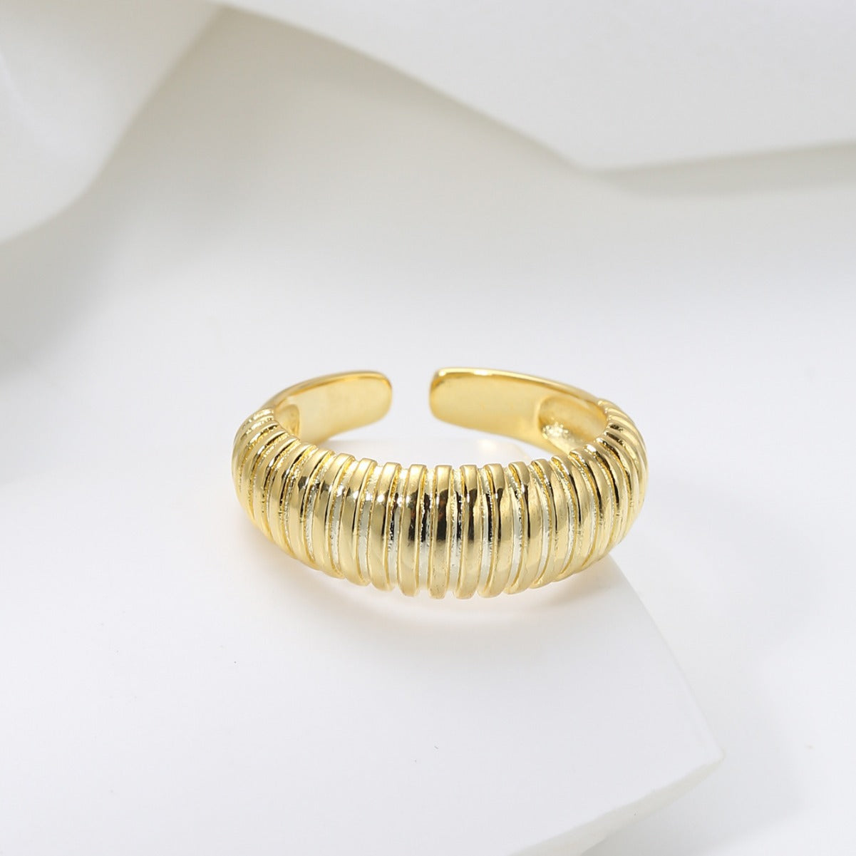 Anillo de Aleación Minimalista en Forma de Ola con Acabado Chapado y Banda Abierta Ajustable para Mujer