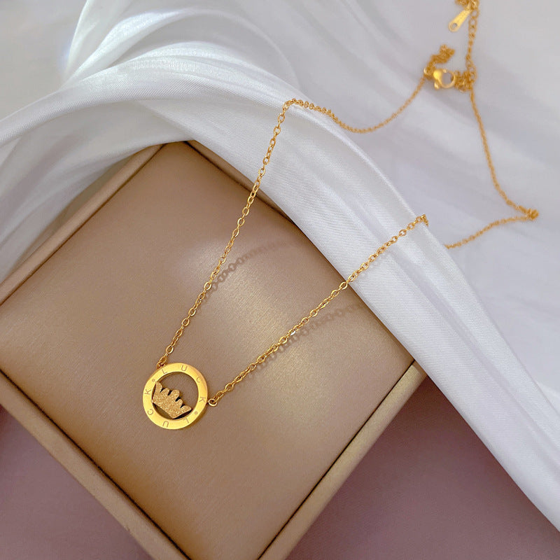 Collana Elegante da Donna con Ciondolo a Corona Placcato Oro in Acciaio al Titanio con Design Geometrico e Motivo Floreale, Delicata Catena alla Clavicola