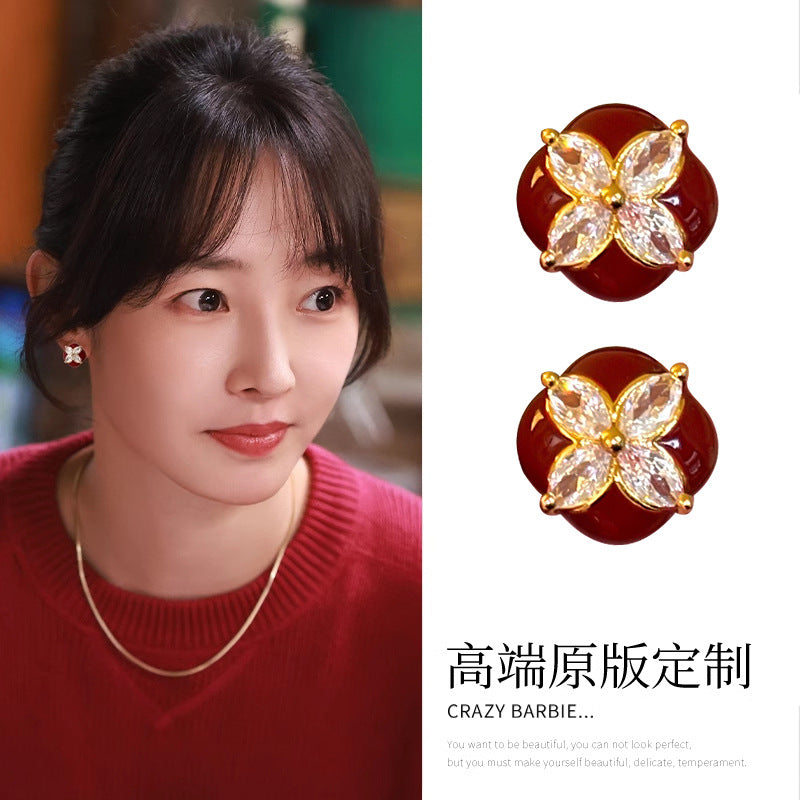 Pendientes cuadrados florales vintage para mujer con base de cobre chapado en oro, acabado esmaltado y detalles de circonitas