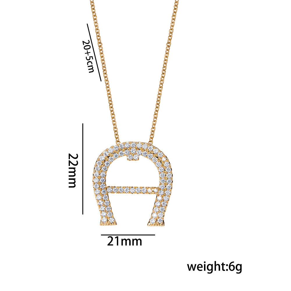 Elegante Set Collana con Pendente a Ferro di Cavallo a U in Rame Ecologico con Intarsio di Strass e Placcatura in Oro per Donna