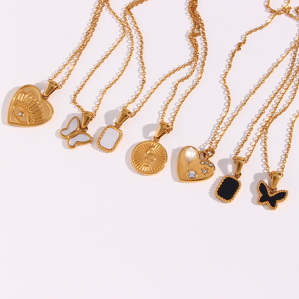 Collana Pendente Farfalla Minimalista alla Moda con Catena in Acciaio Inossidabile e Ciondoli a Cuore e Occhio di Allah in Acrilico