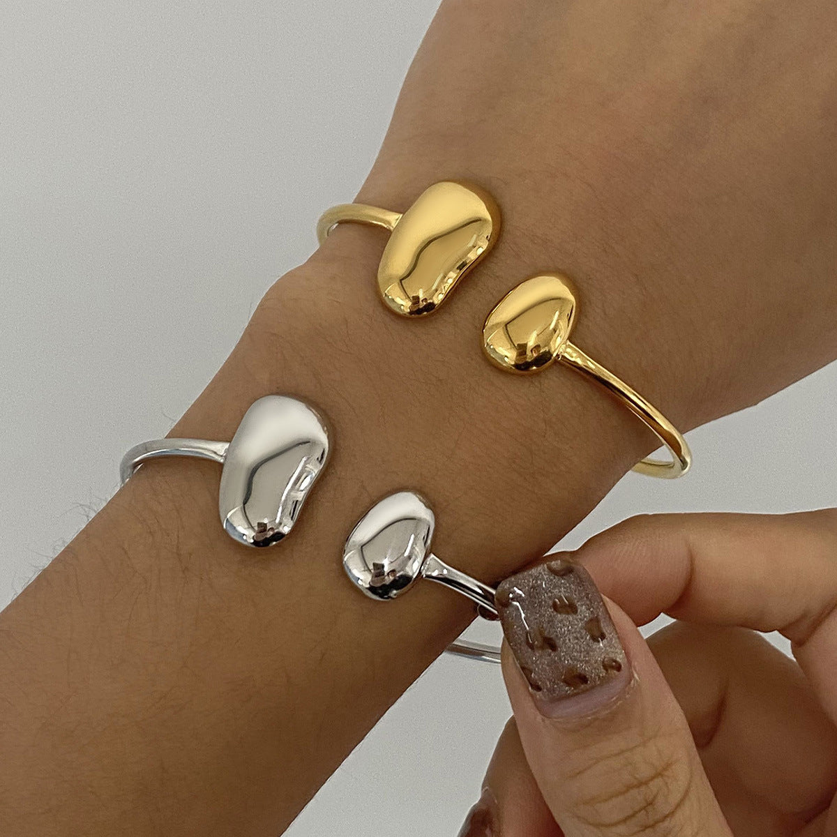 Elegante bracciale da donna in acciaio inossidabile placcato oro 18 carati a forma di goccia