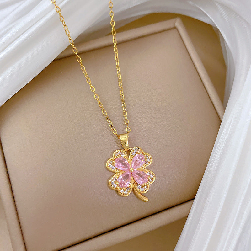 Collar con colgante de trébol de dibujos animados para mujeres y hombres en acero inoxidable con incrustaciones de diamantes de imitación y acabado chapado