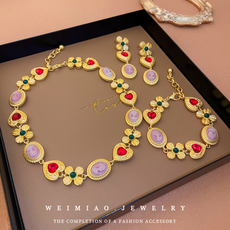 Collana con ciondolo a cuore in strass e fiori vintage, stile corte francese, con catena alla clavicola e design retrò resistente