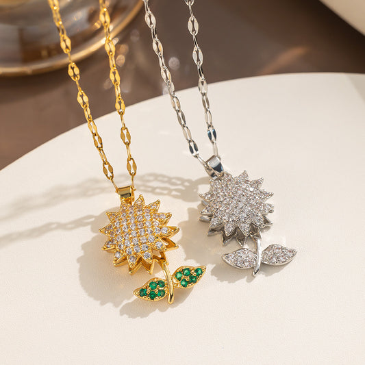 Collana con Ciondolo Girasole Geometrico da Donna con Design a Doppia Foglia Verde Rotante in Acciaio al Titanio con Intarsio di Strass e Catena Ondulata