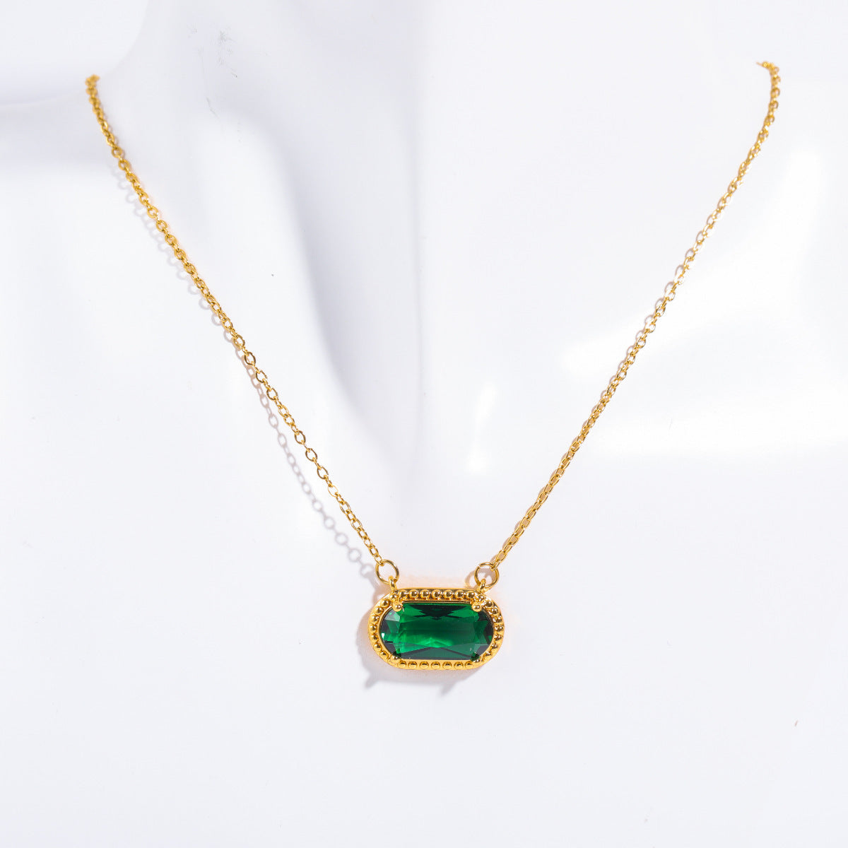 Elegante collana ovale con zircone verde in rame placcato oro da donna