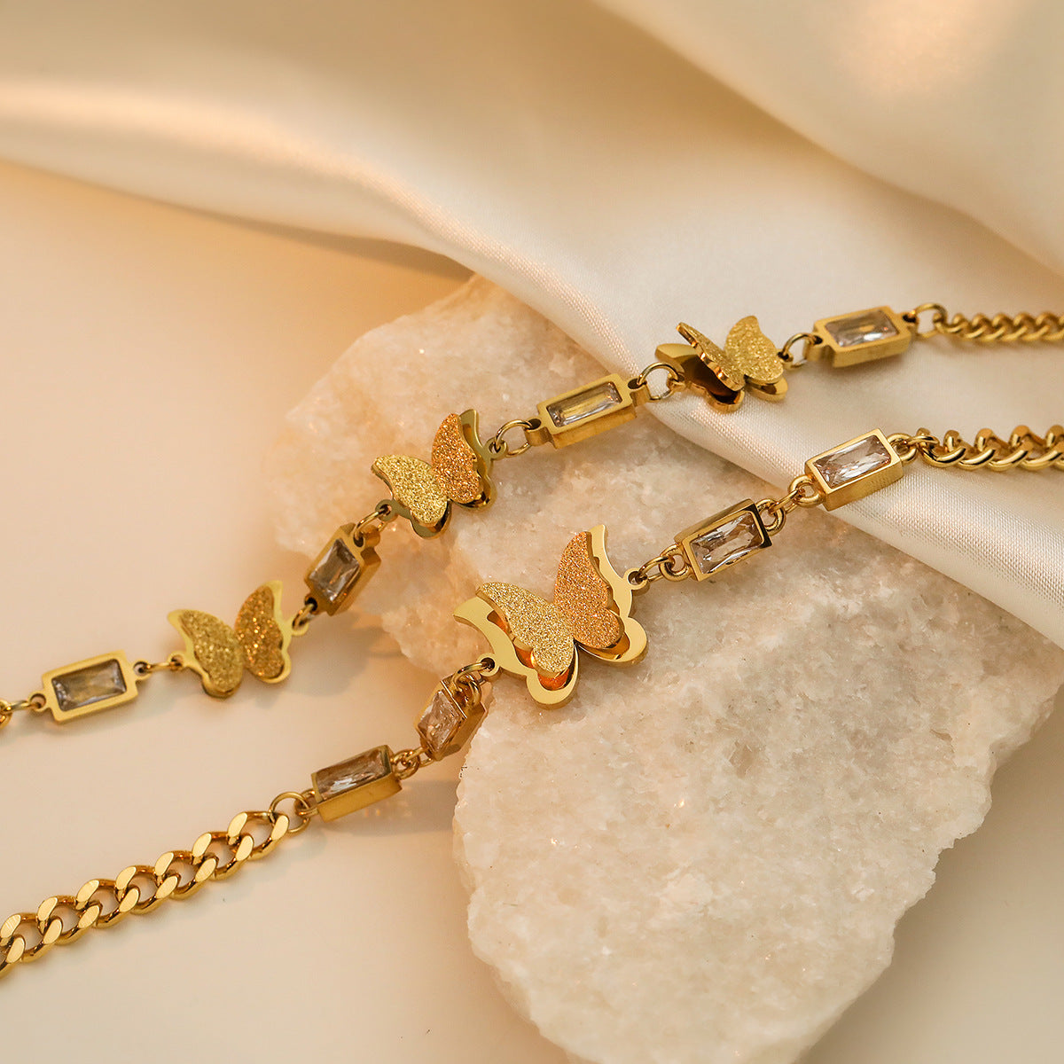 Bracciale da donna in acciaio al titanio con farfalla minimalista, placcatura in oro e intarsio di zirconi