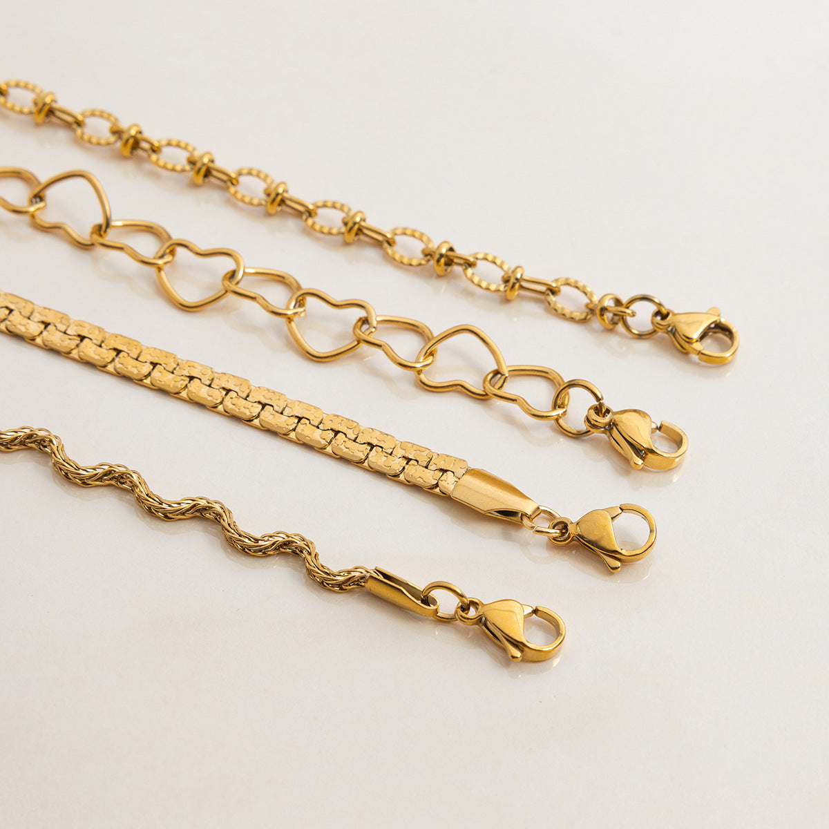Bracciale a Cuore Minimalista in Acciaio Inossidabile Placcato con Finitura di Lusso da Donna