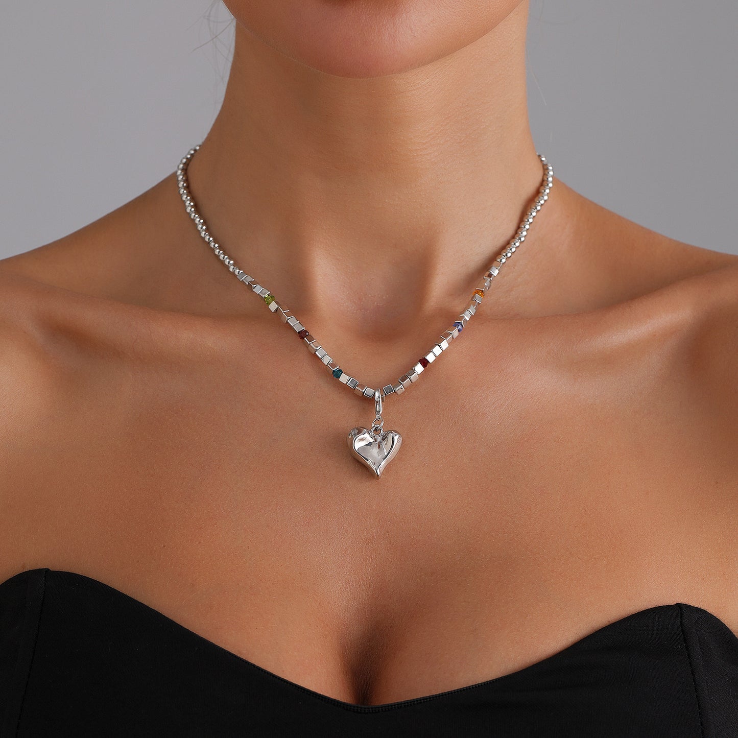 Collar con colgante geométrico de aleación en forma de corazón, dulce y atrevido, con acabado chapado para mujer