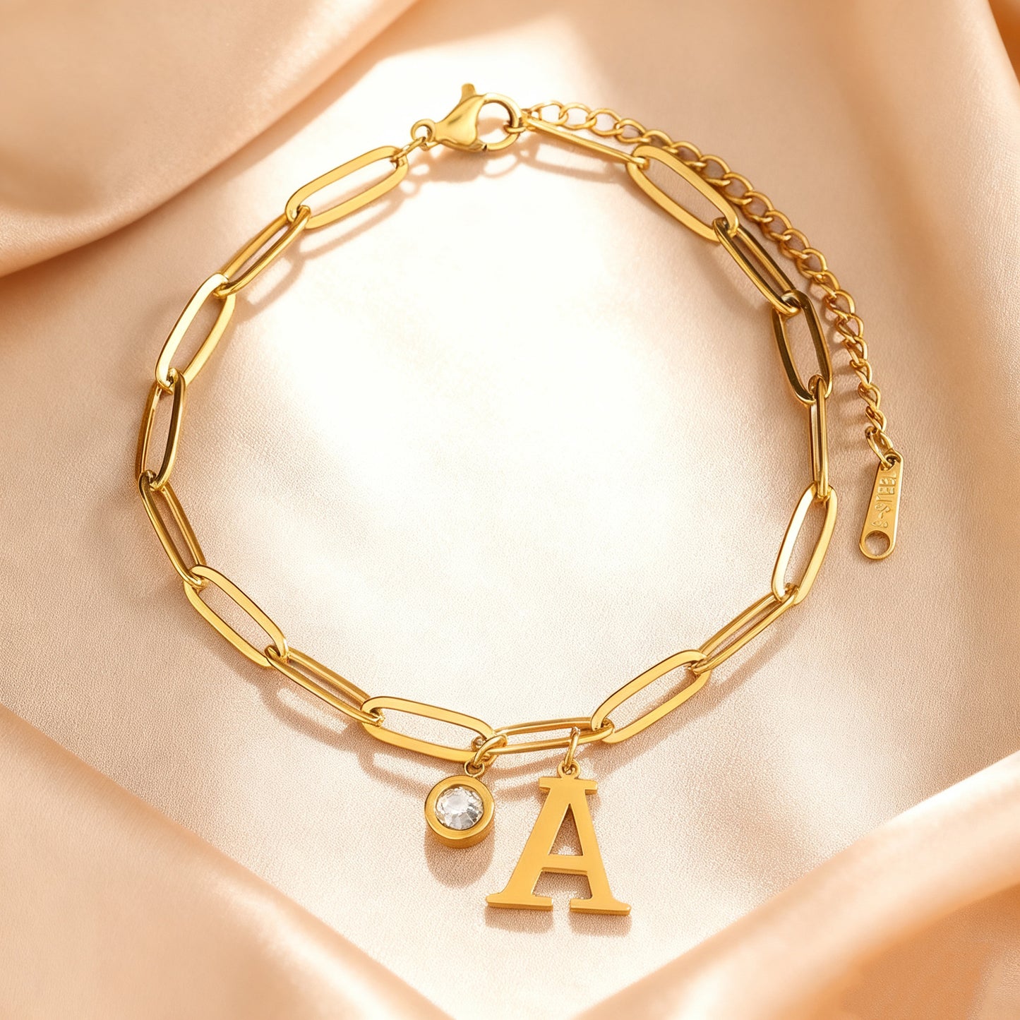 Elegante bracciale da donna in acciaio inossidabile con iniziale e zirconi cubici