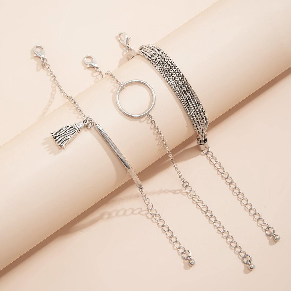 Bracciale da donna punk a cerchio geometrico multistrato con nappe in lega con finitura placcata