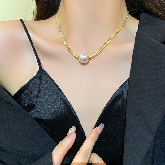 Collar de cadena de serpiente de acero de titanio de doble capa con perlas geométricas de lujo para mujer con acabado chapado