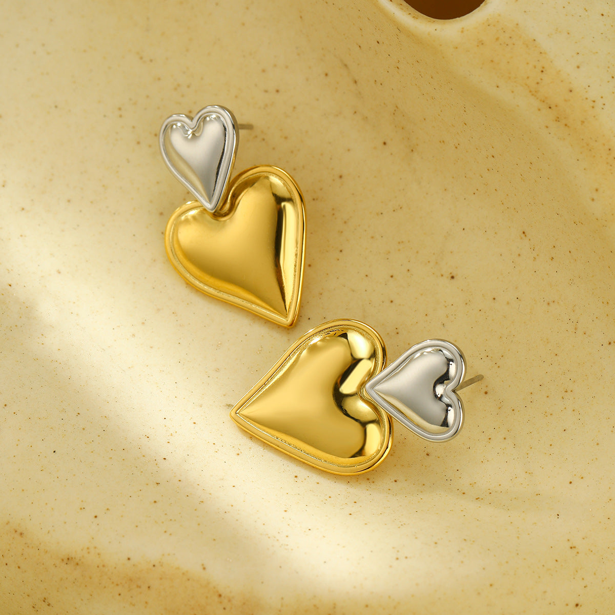 Pendientes de acero de titanio chapados en forma de corazón minimalistas y elegantes para mujer