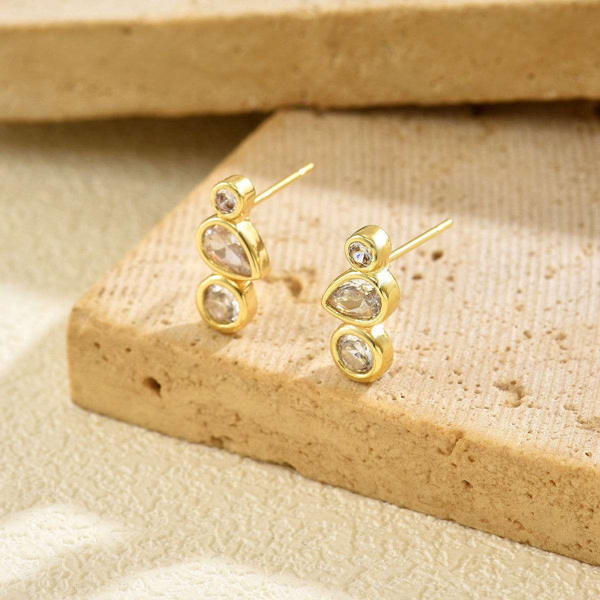 Orecchini a perno da donna con zirconi rotondi, geometrici e minimalisti, in rame, dall'estetica elegante e lussuosa