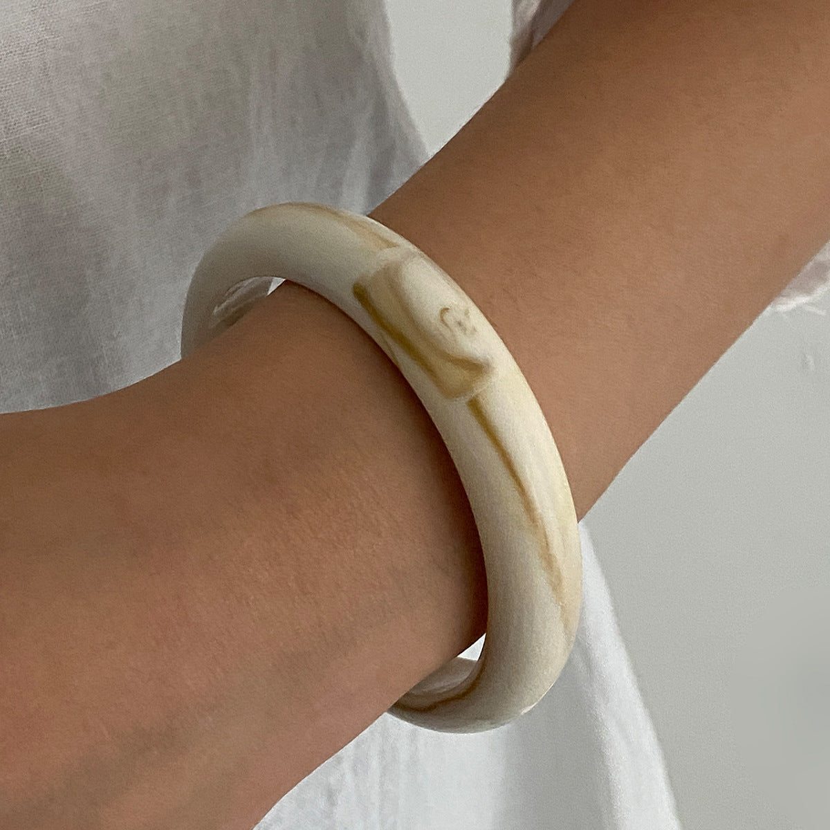 Pulsera geométrica minimalista de resina y metal con cierre de resorte para mujer