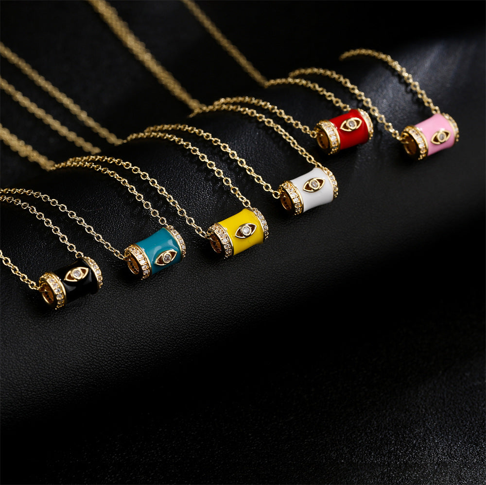 Collana con pendente geometrico minimalista in rame, placcatura in oro 18 carati e finitura smaltata con charm in zirconia cubica