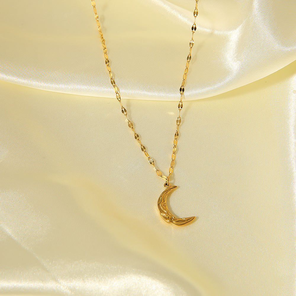Collana con ciondolo a luna geometrica da donna con catena in acciaio inossidabile e ciondolo in acciaio al titanio, placcata sotto vuoto in oro 18 carati, con texture ondulata e piegata ispirata alla lava