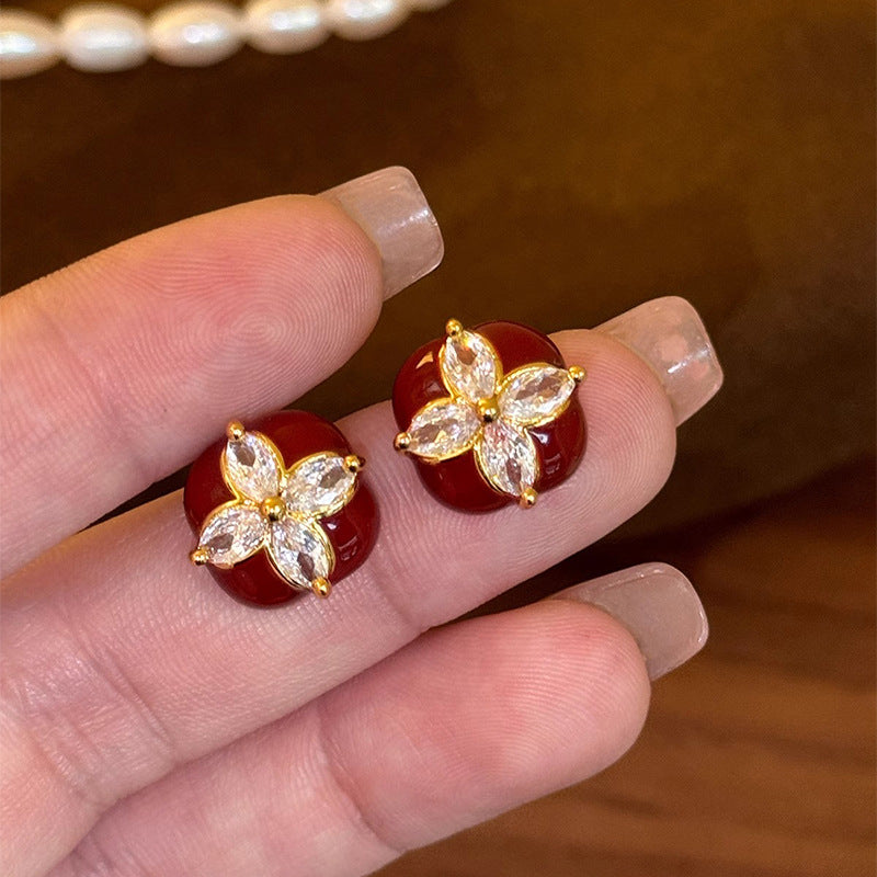 Pendientes cuadrados florales vintage para mujer con base de cobre chapado en oro, acabado esmaltado y detalles de circonitas
