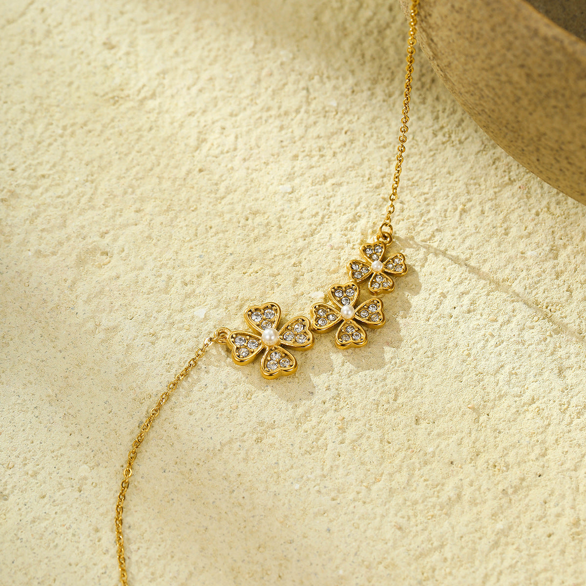 Elegante Collar con Colgante de Trébol de Cuatro Hojas en Acero de Titanio con Detalles de Zirconia y Perlas, Acabado Chapado, Delicada Cadena de Clavícula para Mujer
