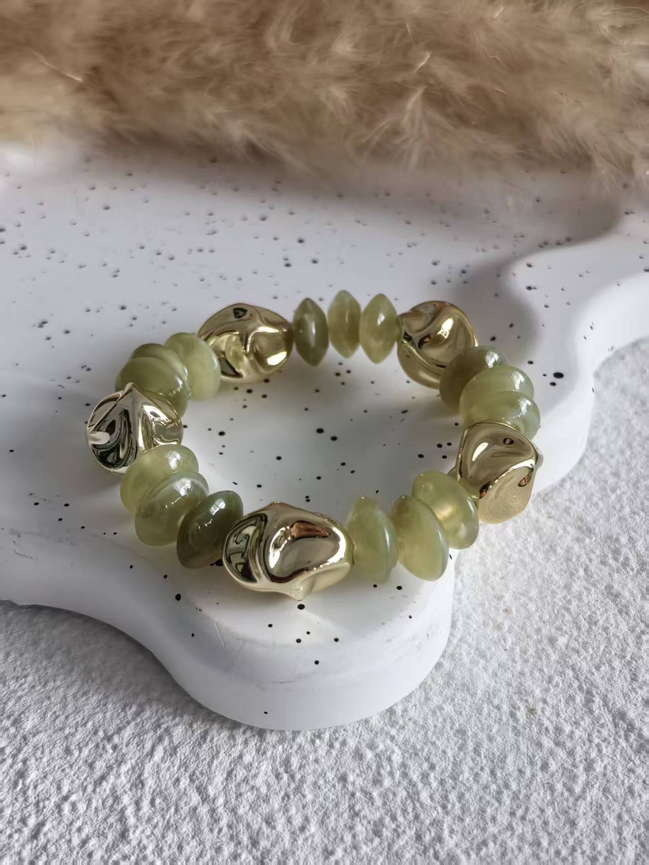 Bracciale vintage in acrilico placcato con motivi geometrici