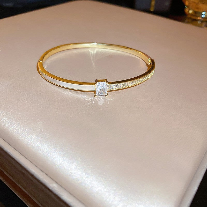 Pulsera tipo brazalete de aleación de cobre bañada en oro de lujo con incrustaciones de diamantes de imitación para mujer