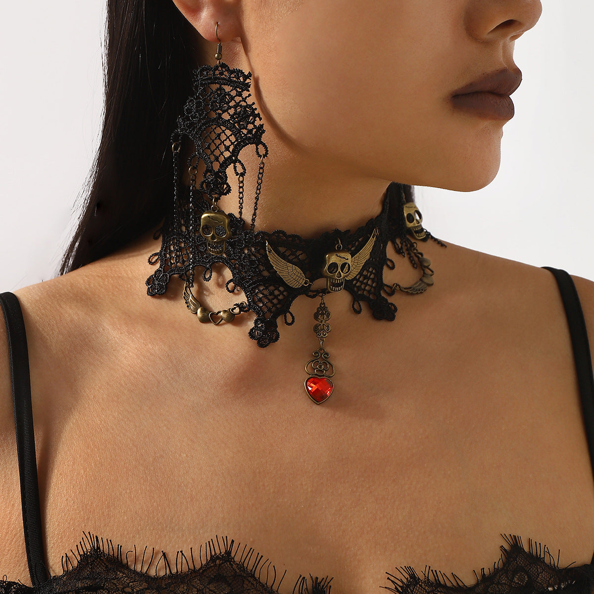 Conjunto de gargantilla y pendientes de encaje gótico atrevido con colgante de calavera de aleación sobre base de hierro con flecos