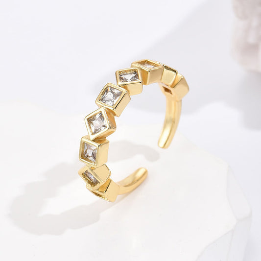 Anillo Abierto Minimalista Geométrico para Mujer Hecho de Latón con Baño de Oro y Circonitas Microengastadas