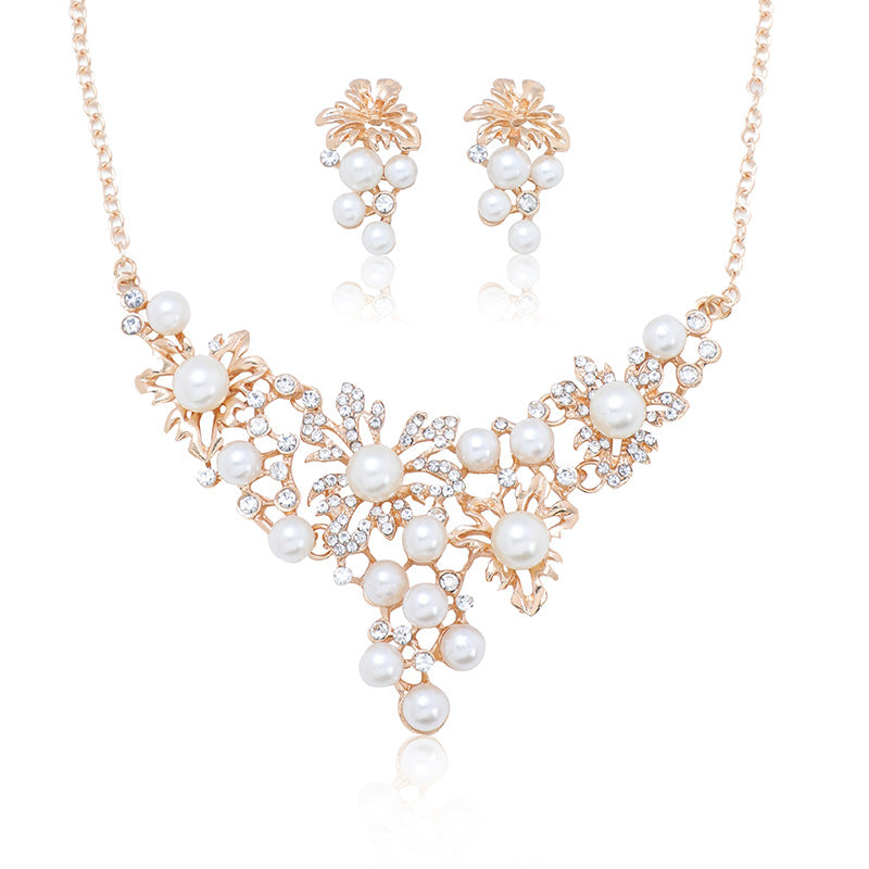 Vintage Style Floral Pendant Necklace Set for Women with Alloy Heart-Shaped Pendant, Electroplated O-Chain and Matching Earrings