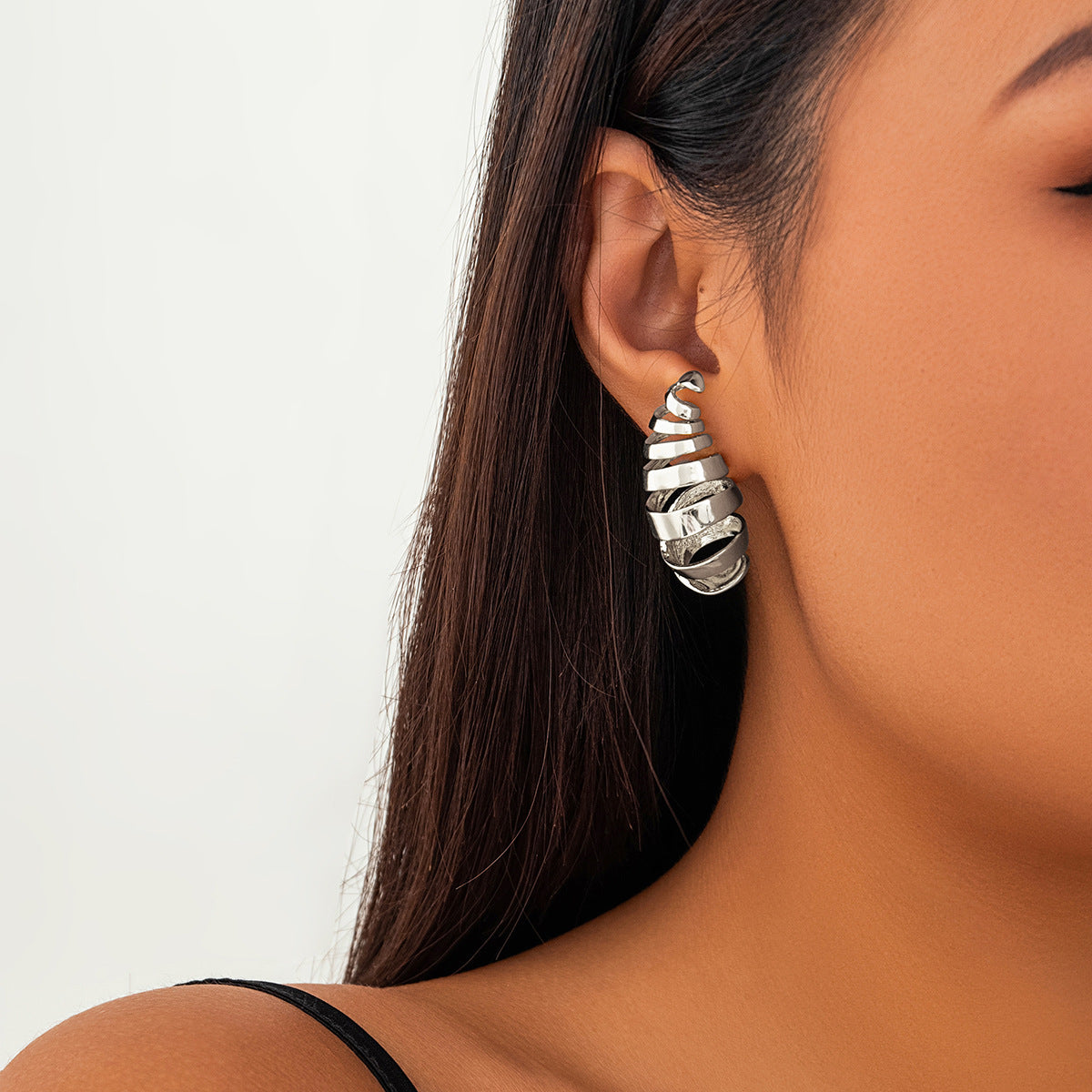 Pendientes de aro geométricos texturizados irregulares minimalistas de aleación para mujer con acabado galvanizado