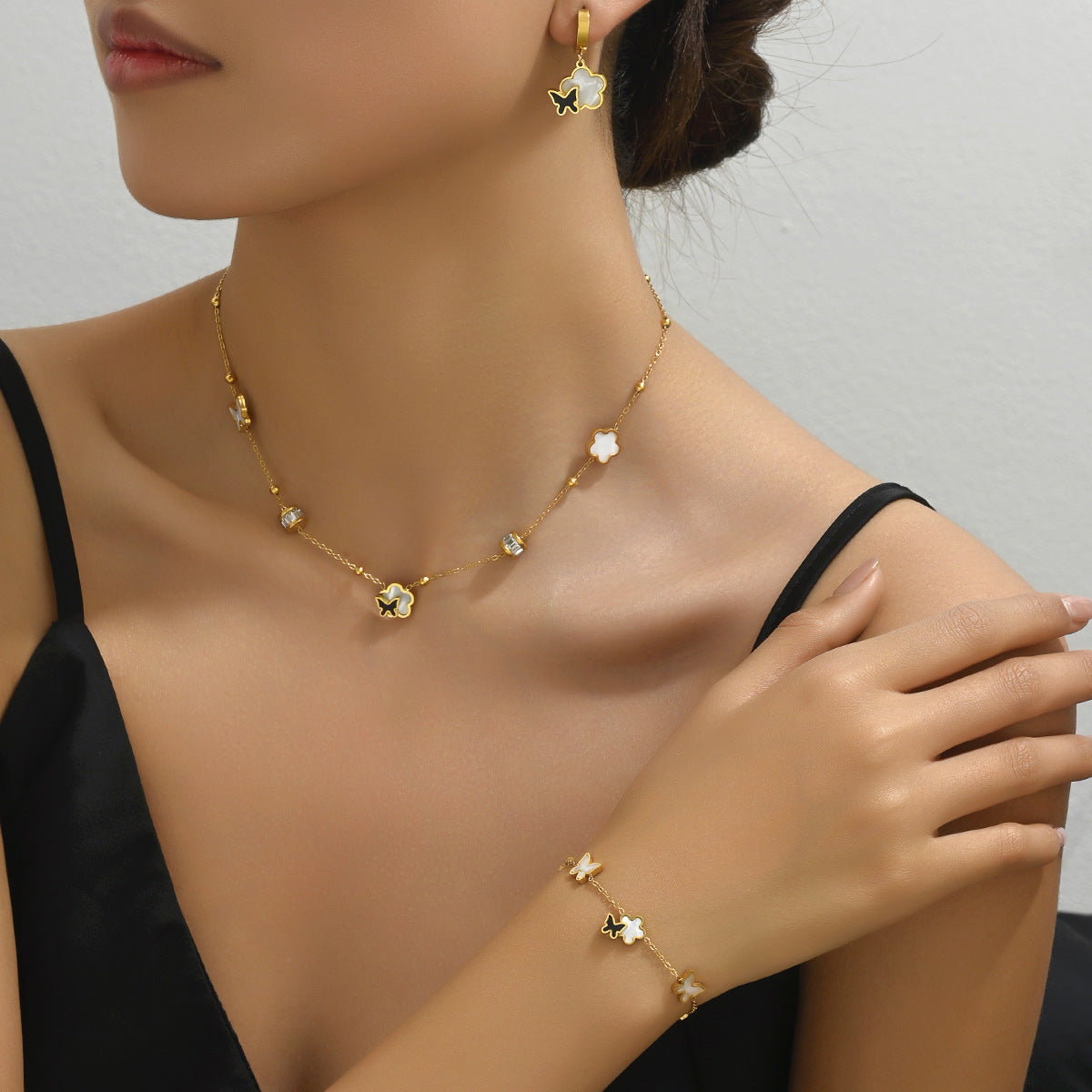Conjunto de Collar, Pulsera y Pendientes Minimalistas con Mariposa Geométrica y Circonitas Incrustadas en Cobre para Mujer