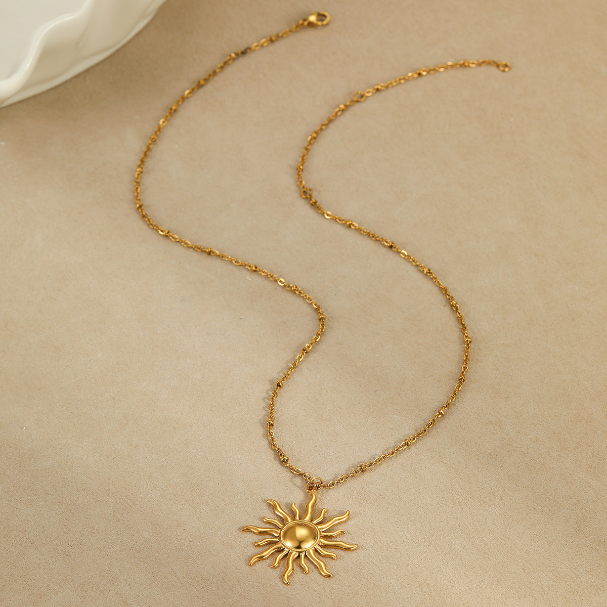 Collana da donna minimalista di tendenza in acciaio inossidabile placcato oro 18 carati a forma di sole