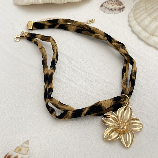 Collar con colgante de estrella de mar tropical para mujer con corazón de aleación y diseño floral, cadena corta electrochapada a la altura de la clavícula