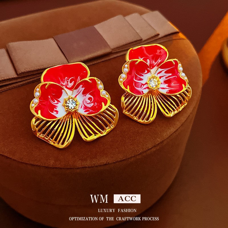 Pendientes de perlas florales vintage con incrustaciones de diamantes de imitación en acero de titanio y postes de plata 925, diseño de esmalte goteado en forma de lágrima para mujer