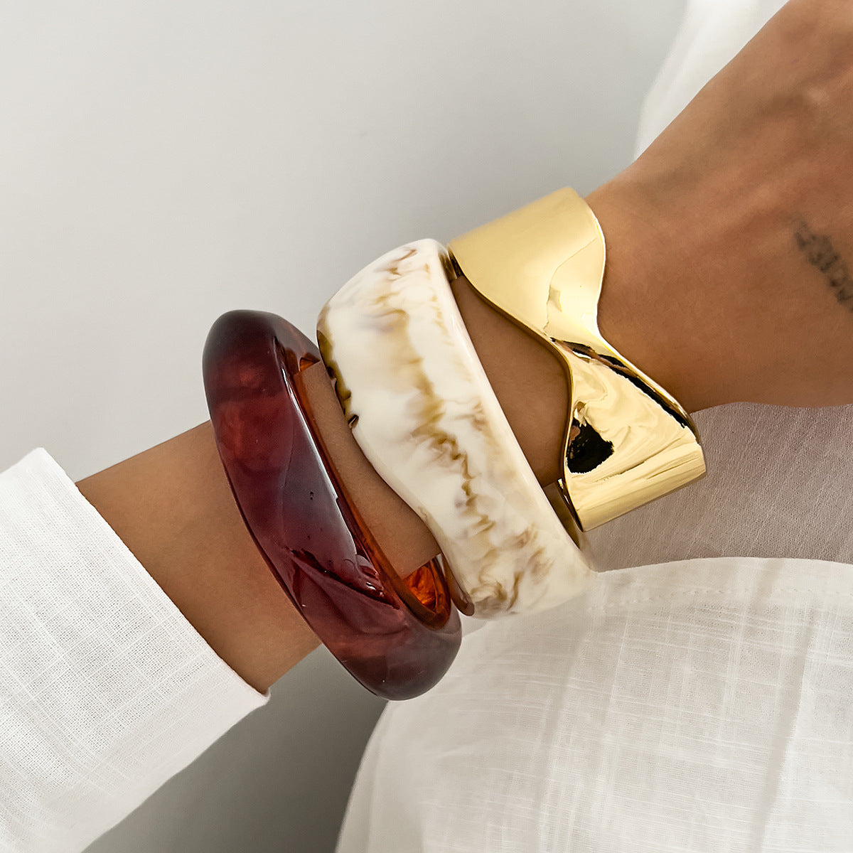 Bracciale Vintage A Polsino Largo Incrociato In Lega Con Finitura A Specchio E Design Geometrico Irregolare
