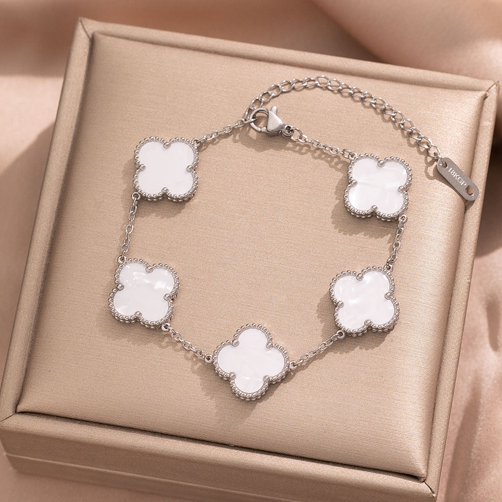 Set di collana, bracciale e orecchini in acciaio al titanio di lusso a forma di trifoglio con finitura placcata, catena a O, catena per clavicola e design ipoallergenico