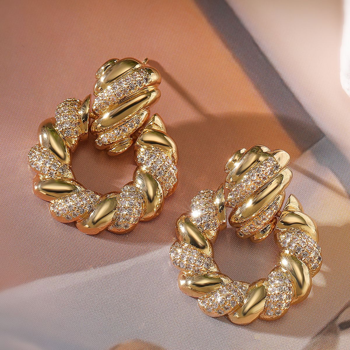 Minimalist Geometric Ear Studs for Women Made of Brass with 18K Gold Plating and Zircon Inlay