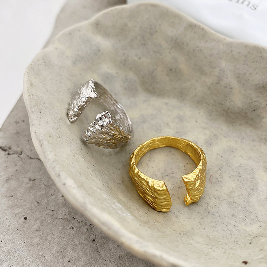 Anillo de plata de ley 925 con letras texturizadas para mujer