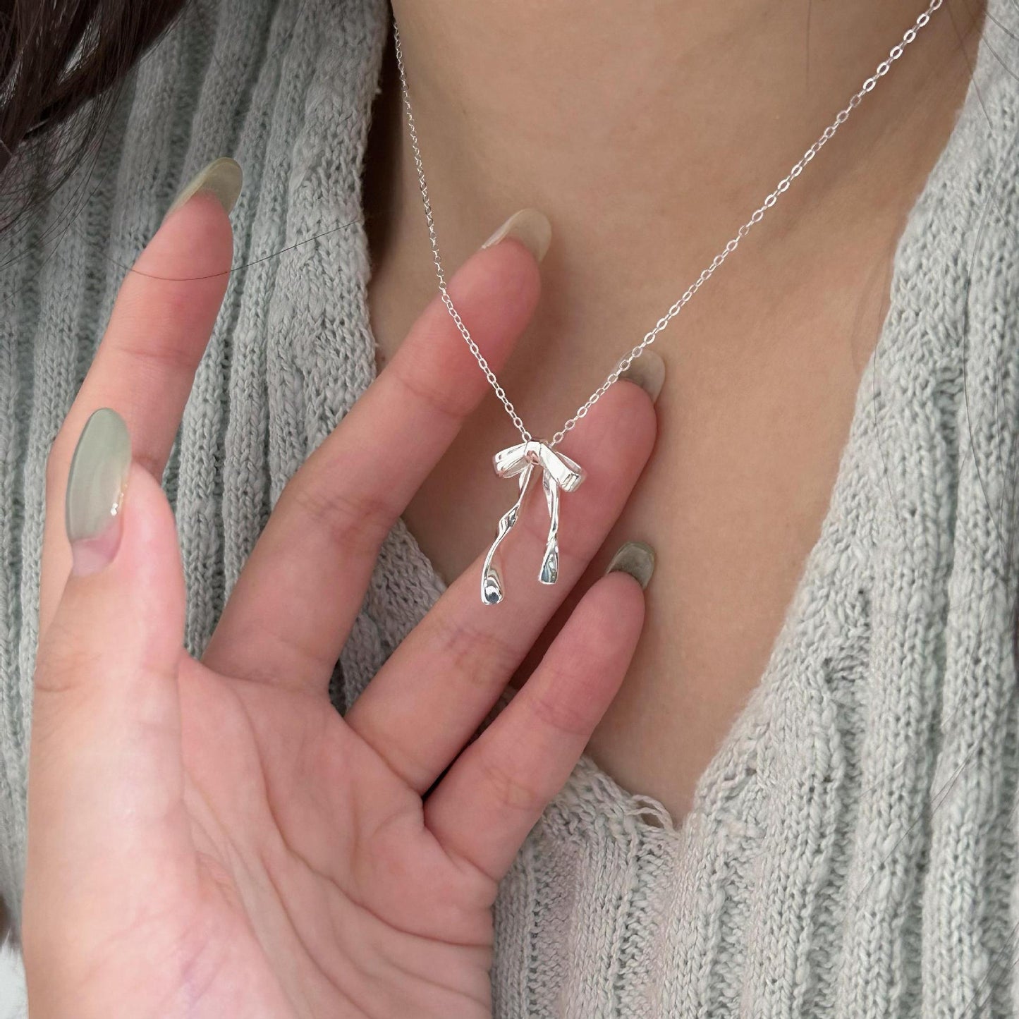 Collana minimalista a forma di fiocco in argento sterling 925 con placcatura in oro su catena a maglie per donna