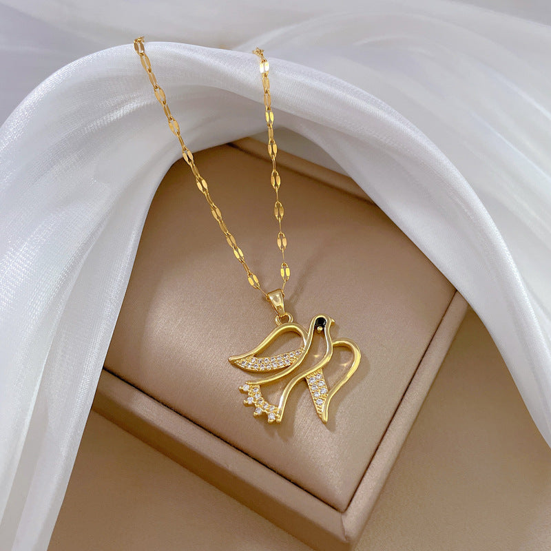 Collar Minimalista de Acero de Titanio con Forma de Mariposa e Incrustaciones de Pedrería para Mujeres y Hombres, Delicada Cadena para Clavícula