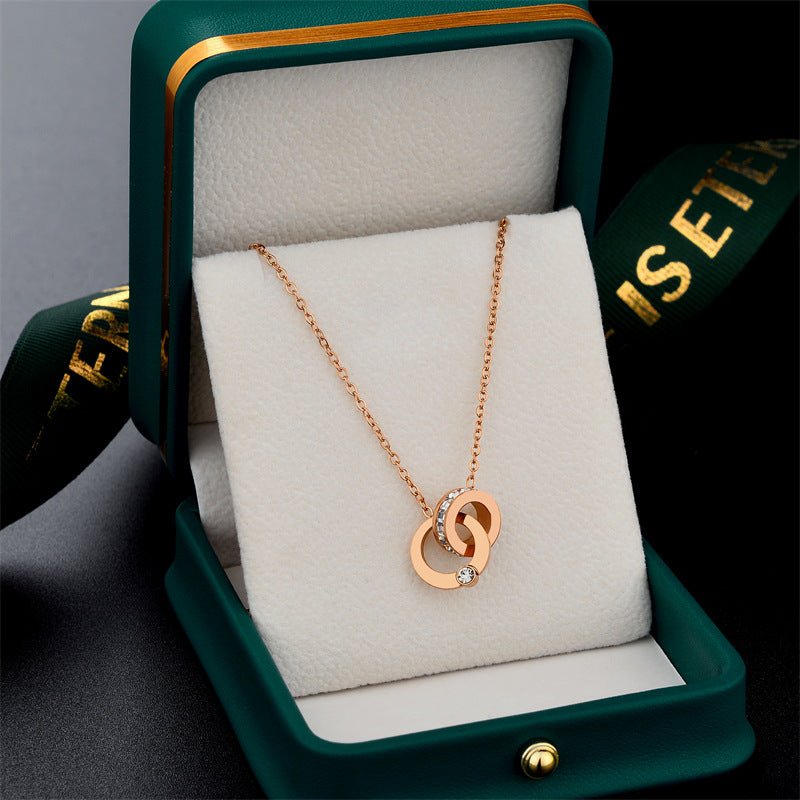 Collana da Donna in Acciaio al Titanio con Doppio Anello Geometrico, Placcata Oro Rosa 18K, Stile Naturale