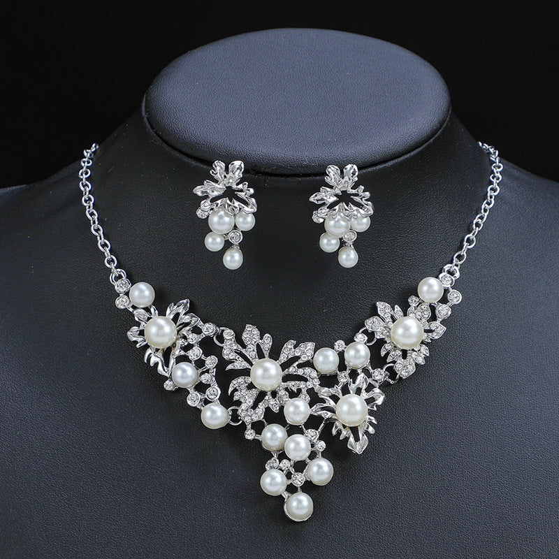 Vintage Style Floral Pendant Necklace Set for Women with Alloy Heart-Shaped Pendant, Electroplated O-Chain and Matching Earrings