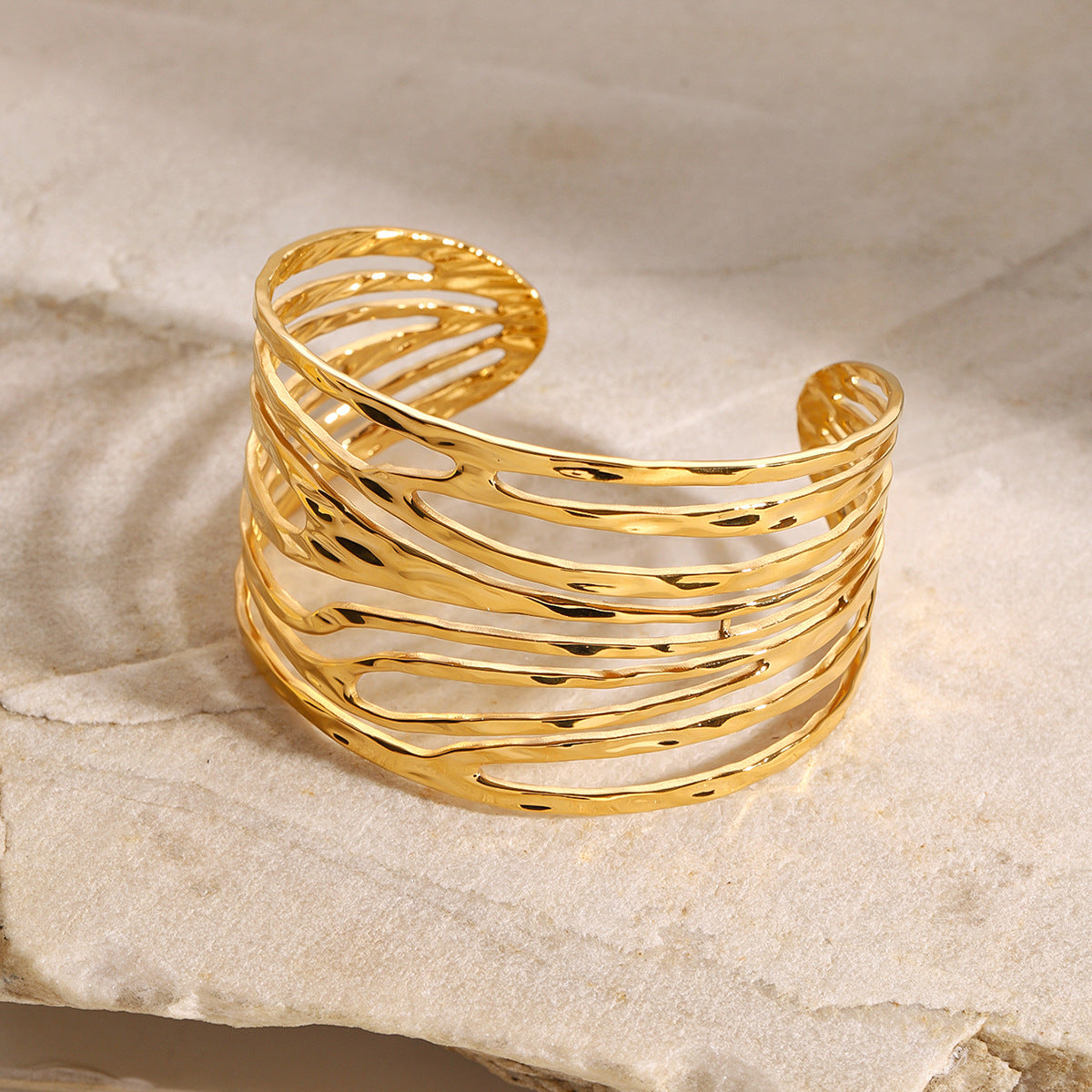Bracciale rigido a manetta oversize da donna placcato oro in acciaio inossidabile con linea geometrica e design minimalista di alta qualità