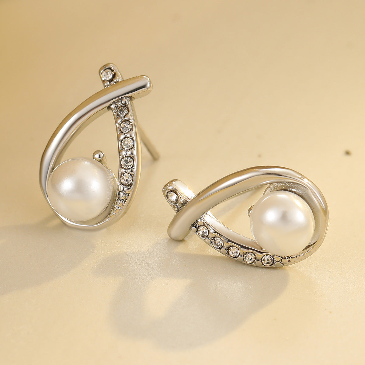 Pendientes de acero inoxidable geométricos minimalistas con incrustaciones de diamantes de imitación y detalles de perlas para mujer